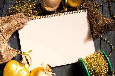 Tebrik kartı yılbaşı süsleriyle süslenir. 