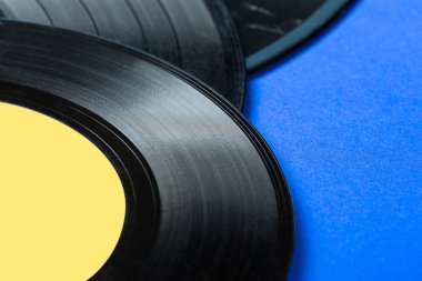Retro vinil kayıt üzerinde mavi arka plan