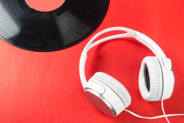  kırmızı bir arka plan üzerinde kayıt