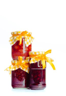 Cam kavanoz reçel beyaz arka plan üzerinde izole ile