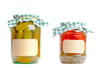 Beyaz arka plan üzerinde izole cam kavanozlarda konserve sebzeler