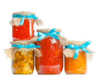 Beyaz arka plan üzerinde izole cam kavanozlarda konserve sebzeler