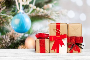 eski tabloyu hediyeler yığını