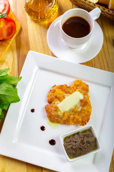 Deutsches Schnitzel Auf Weißem Teller Nahaufnahme — Stockfoto