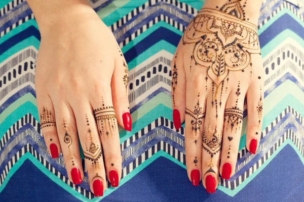 Mains Rouges Manucurées Avec Mehndi — Photo