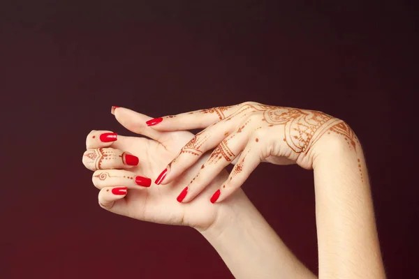 Manos Mujer Con Mehndi — Foto de Stock