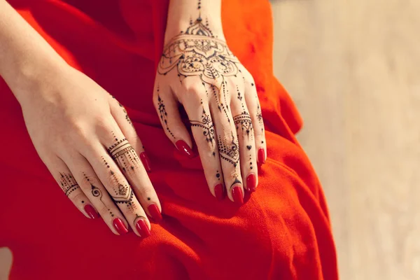 Κόκκινο Περιποιημένα Χέρια Mehndi — Φωτογραφία Αρχείου