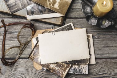 Bazı eski fotoğraf üzerinde ahşap masa retro