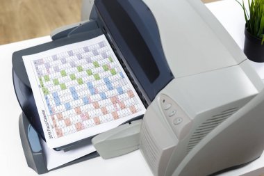 ofiste çalışan yazıcı