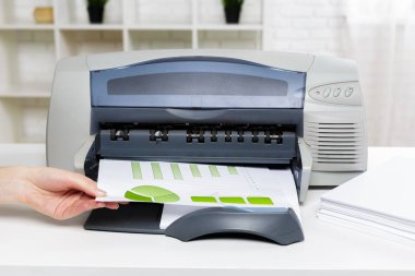 ofiste çalışan yazıcı