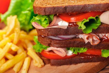 sandviç ahşap masa üzerinde Kapat