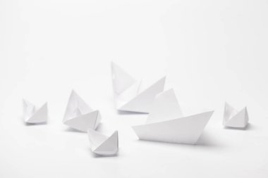 Origami kağıt tekne kümesi. Liderlik ve iş kavramı