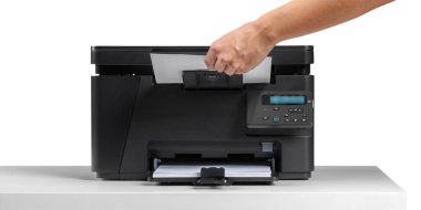 İşyeri masada yazıcıda 