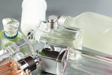 Gri arka planda parfüm şişesi