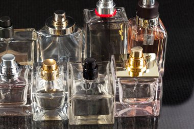 Arka planda parfüm şişesi