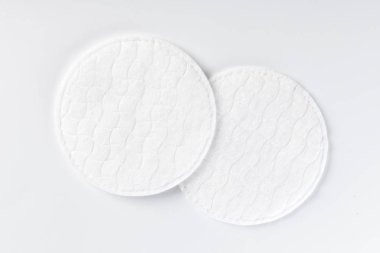 Beyaz arka plan üzerinde izole pamuklu ped