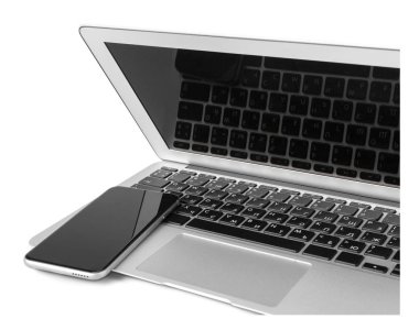 laptop ve cep telefonu üzerinde beyaz izole
