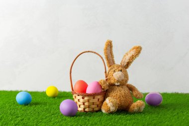 renkli Paskalya yumurta yeşil çimenlerin üzerinde yakın çekim 