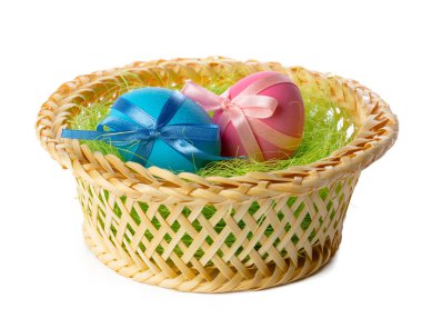 Beyaz arka planda izole edilmiş Paskalya yumurtaları