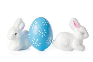 Paskalya yumurtası beyaz arkaplanda izole