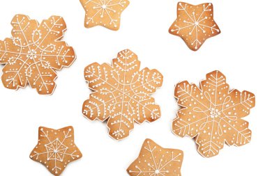 Beyaz arka plan üzerinde izole Noel ev yapımı gingerbread çerezleri