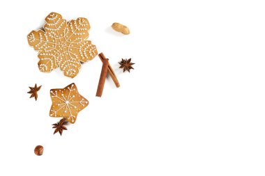 Beyaz arka plan üzerinde izole Noel ev yapımı gingerbread çerezleri
