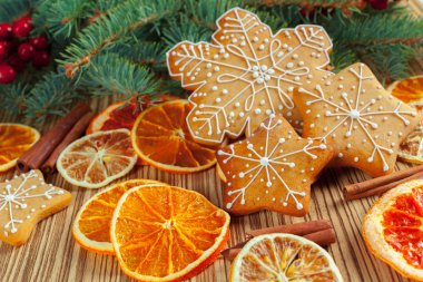 Noel arka plan gingerbread tarafından dekore edilmiş köknar ağacı dalı ile.