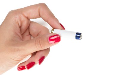 Beyaz arka plan üzerinde izole pil tutan el yakın çekim 