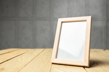 ahşap masa üzerinde boş fotoğraf çerçevesi