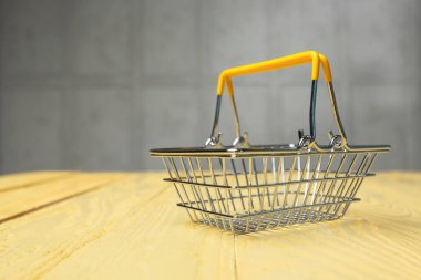 Alışveriş sepeti arka plan üzerinde yakın çekim