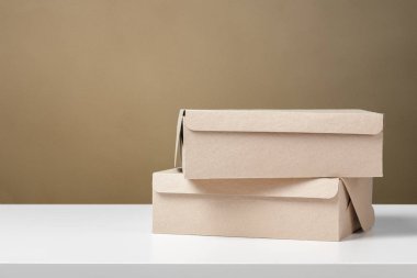 Arka planda, izole karton kutular yakın çekim