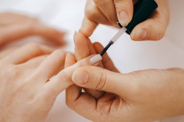 Resim yakından görmek beyaz arka plan üzerinde çivi