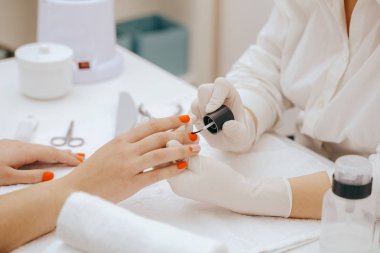 yüksek açılı görünüş resminin beyaz masaya çivi