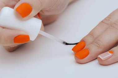 Resim yakından görmek beyaz arka plan üzerinde çivi