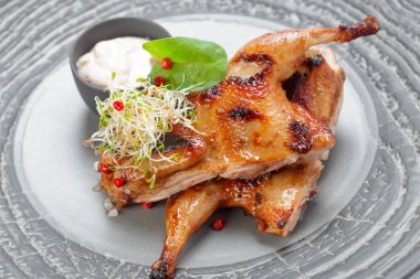 Kavrulmuş lezzetli tavuk plaka, yakın çekim 