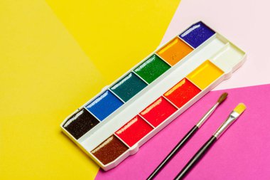 Parlak zemin üzerine suluboya