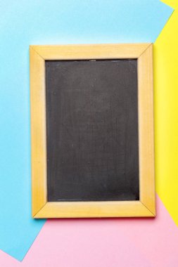 Küçük ahşap çerçeveli boş yazı tahtası tasarımınız için 