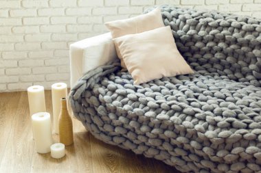 Gri yastık ile dev ekose örgü