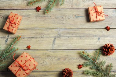 Noel ağacı ve dekorasyonlar en iyi manzaralı Beyaz ahşap masa.