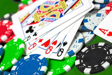 Tablo renkli poker fişleri