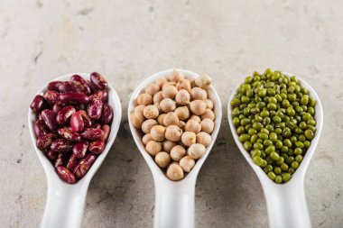 fasulye içinde tablo üzerinde seramik kaşık karıştırmak