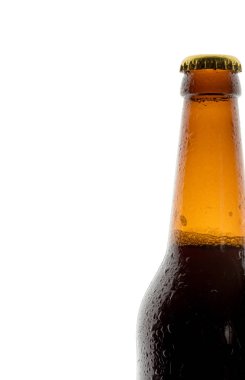 Beyaz arka planda izole edilmiş bir şişe bira.