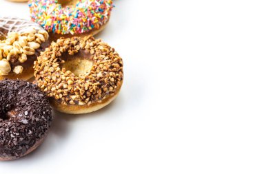 Beyaz arkaplanda çeşitli çörekler