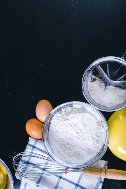 Malzemeler ve siyah kurulu, üstten görünüm pişirme için gereçler