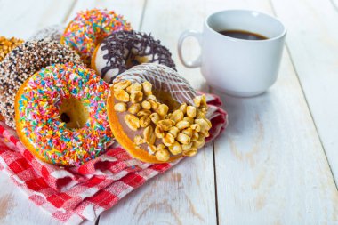 Çörek ve kahve Beyaz ahşap zemin üzerinde.