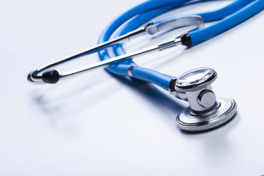 Tıbbi steteskop beyaz arkaplanda izole edildi