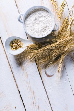 Buğday ahşap arka plan üzerinde Kapat