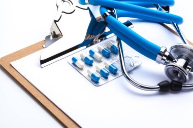 Boş reçete steteskopla masada yatıyor.