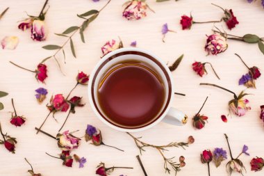 Vintage fincan çay tomurcukları gül ile