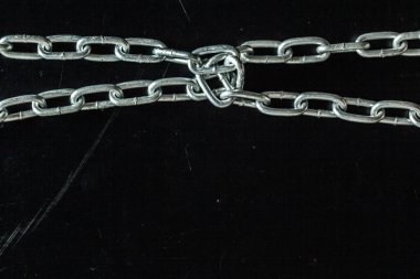 Siyah arka plan üzerine güçlü Zinciri